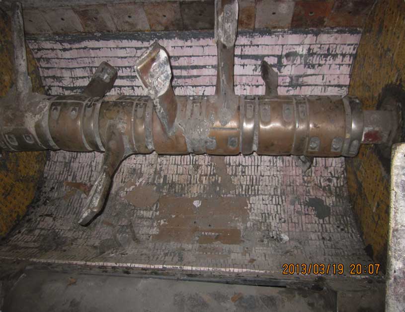 攪拌機(jī)內(nèi)壁襯貼耐磨陶瓷實(shí)圖(貼瓷完成) 攪拌機(jī)內(nèi)壁襯貼耐磨陶瓷實(shí)圖(貼瓷完成)